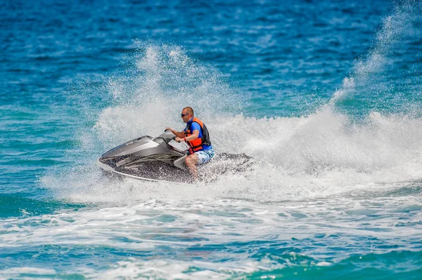 Jet Ski 'deki Genç Adam, Tropikal Okyanus, Tatil Konsepti