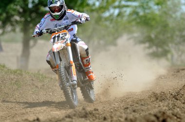 Bucharest, Romanya - 14 Mayıs: Bilinmeyen biniciler katılan Ulusal Endurocross şampiyonanın üçüncü 14 Mayıs 2011, Ciolpani, Bucharest, Romanya