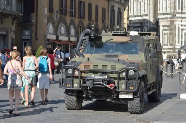 Florence, İtalya - Temmuz 02:2016; Şehir merkezinde, Floransa, İtalya ' da makine güvenliği üzerinde 02 Temmuz 2017 mücadele bir Iveco