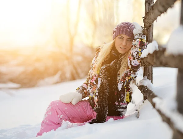 Güzel Mutlu Gülen Genç Kadın Eldivenler Kış Şapka Atkı Kar — Stok fotoğraf