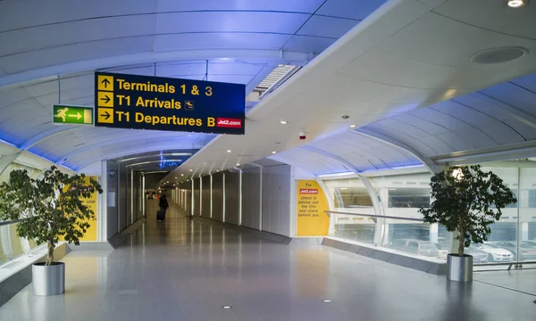 MANCHESTER - 05 DE JUNIO: Dentro de la moderna terminal de Manchester A —  Fotos de Stock