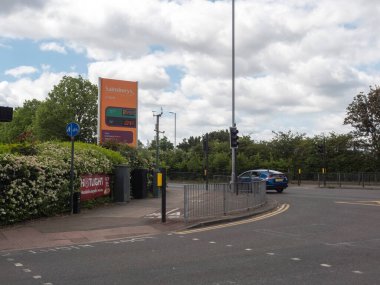 LONDON, UNITED KINGDOM - MAY24, 2020: Londra Birleşik Krallık 'ta 1 pound' un altındaki benzin fiyatlarıyla Sainsbury benzin istasyonu tecrit altında 