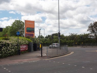 LONDON, UNITED KINGDOM - MAY24, 2020: Londra Birleşik Krallık 'ta 1 pound' un altındaki benzin fiyatlarıyla Sainsbury benzin istasyonu tecrit altında 