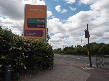 LONDON, UNITED KINGDOM - MAY24, 2020: Sainsbury 'deki benzin fiyatları 1' in altında, İngiltere 'de tecrit altındaki benzin istasyonu 