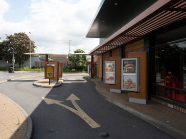 LONDON UK, 24 Mayıs 2020: Bir McDonalds fast food restoran şirketi, Covid19 Lockdown & sosyal mesafe ölçümleri nedeniyle tüm İngiltere şubelerini kapattı.