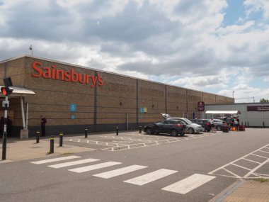 LONDRA, BİRLİK KINGDOM, İngiltere, Mayıs 24: 2020. Sainsbury 'nin tıkırtısı ve süpermarket market market alışverişi aracı..