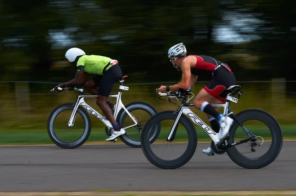 London Sep Tiathlete Polkupyörällä Disney Triathlonissa London — kuvapankkivalokuva