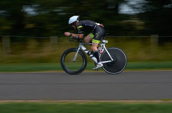 ロンドン イギリス9月16日 ロンドンのディズニー トライアスロンで自転車を持つ選手 — ストック写真