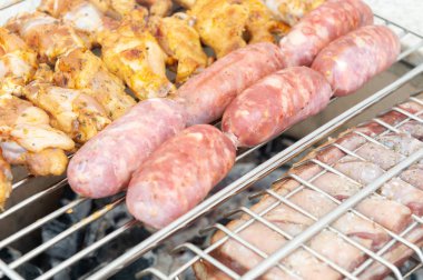 Lezzetli terbiyeli ızgara et kömür yanıyor. 