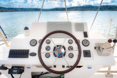 Modern tekne dümeni SIMIDI ve paneli