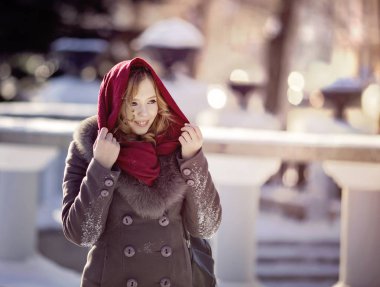 genç kız bir kış yürüyüş  