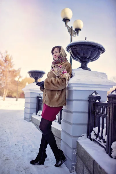 Young Girl Winter Walk Photographer — Stock Photo, Image