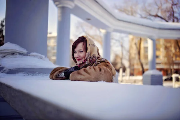 Young Girl Winter Walk Photographer — Stock Photo, Image