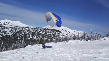 Bir kış dağdan bir Yamaçparaşütü üzerinde çalıştırmak
