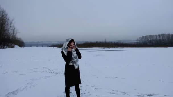 在冬天散步的年轻女孩 — 图库视频影像
