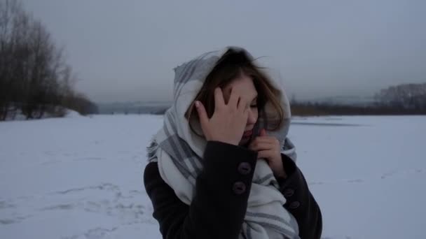 Jeune Fille Sur Une Promenade Hiver — Video