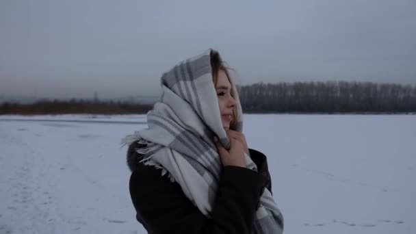 Ung Flicka Vinterpromenad — Stockvideo