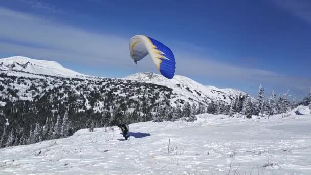 Corra Parapente Uma Montanha Inverno — Vídeo de Stock