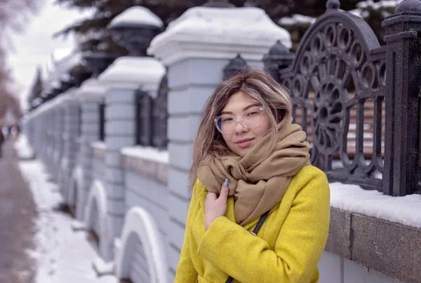 Young Asian Girl Walks Park Winter — Stock Photo, Image