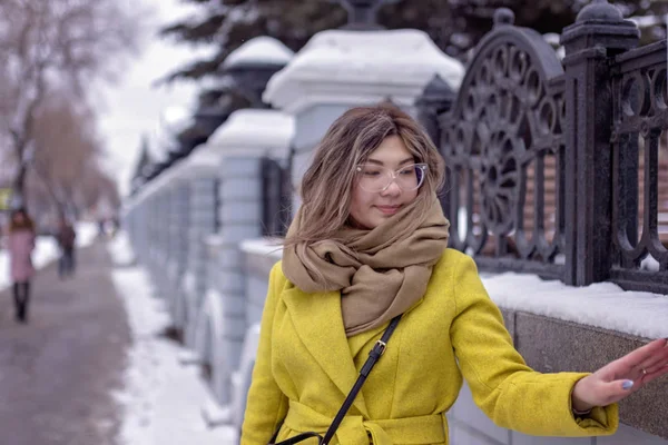 Young Asian Girl Walks Park Winter — Stock Photo, Image