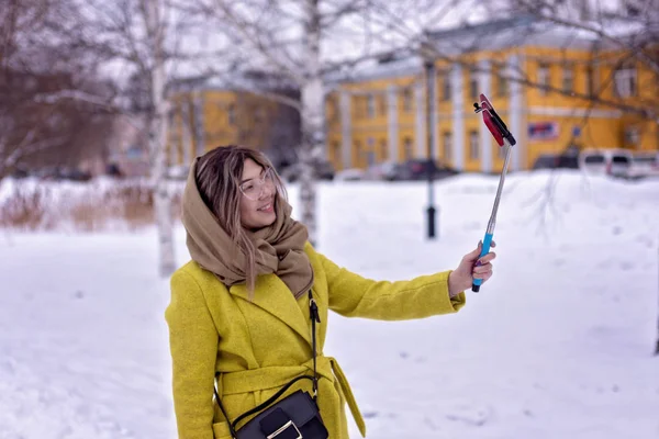 Young Asian Girl Walks Park Winter — Stock Photo, Image