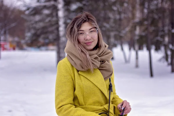 Young Asian Girl Walks Park Winter — Stock Photo, Image