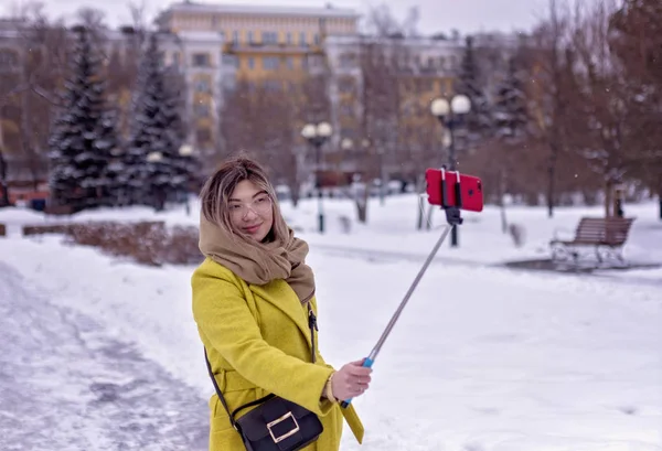 Young Asian Girl Walks Park Winter — Stock Photo, Image