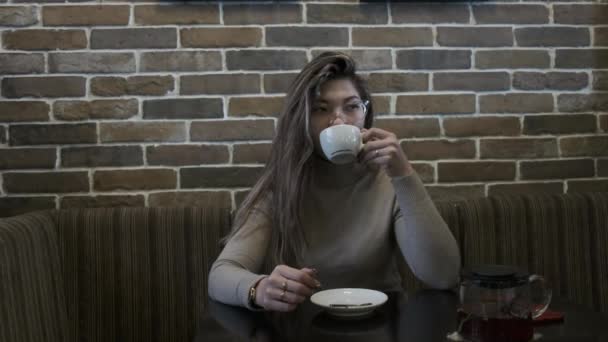 Junge Asiatische Mädchen Trinken Tee Einem Café — Stockvideo