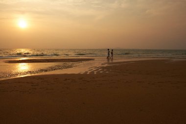 Sunset beach Patayya denizde