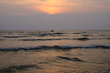 Sunset beach Patayya denizde