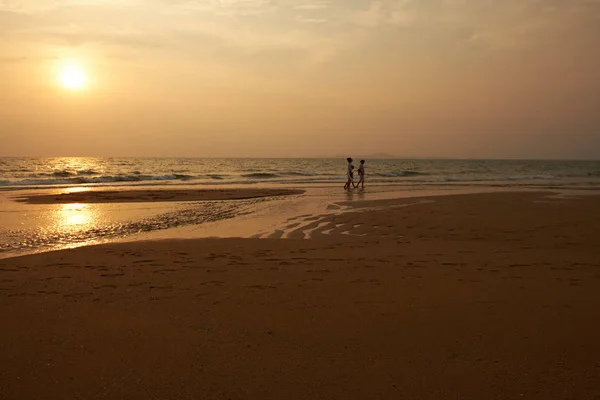 Patayya のビーチで海に沈む夕日 — ストック写真