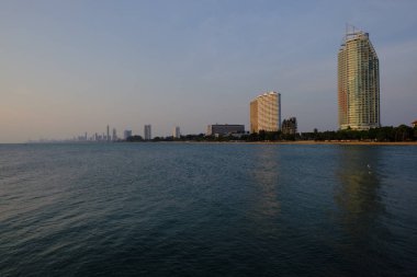 Günbatımı Pattaya denizde. Yatlar için iskele. Pattay. Deniz ve şehir Tayland görünümü