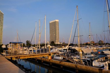 Günbatımı Pattaya denizde. Yatlar için iskele. Pattay. Deniz ve şehir Tayland görünümü