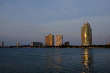 Günbatımı Pattaya denizde. Yatlar için iskele. Pattay. Deniz ve şehir Tayland görünümü