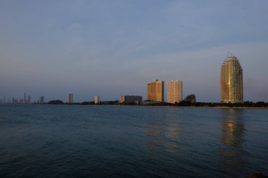 Günbatımı Pattaya denizde. Yatlar için iskele. Pattay. Deniz ve şehir Tayland görünümü