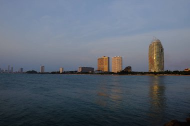 Günbatımı Pattaya denizde. Yatlar için iskele. Pattay. Deniz ve şehir Tayland görünümü