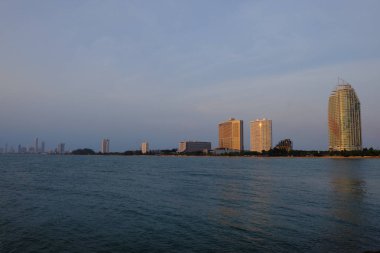 Günbatımı Pattaya denizde. Yatlar için iskele. Pattay. Deniz ve şehir Tayland görünümü