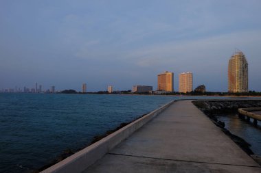 Günbatımı Pattaya denizde. Yatlar için iskele. Pattay. Deniz ve şehir Tayland görünümü