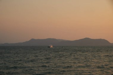 Günbatımı Pattaya denizde. Sahilden görüntülemek