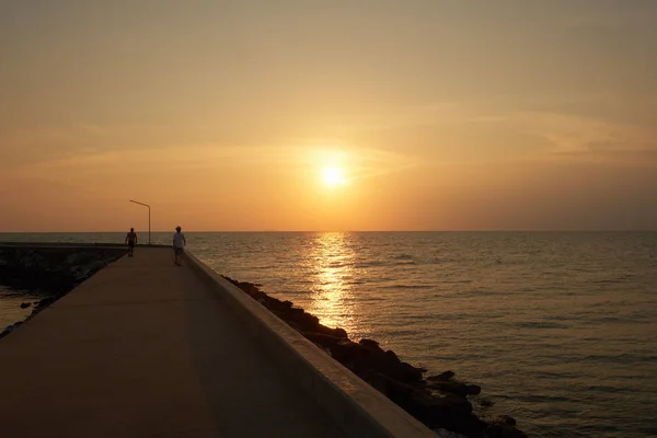 パタヤの海に沈む夕日 ビーチからの眺め — ストック写真