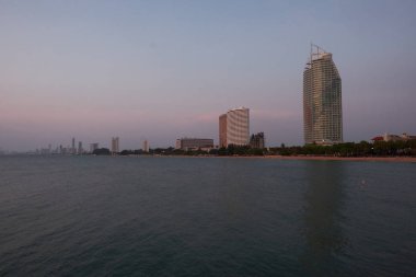 Günbatımı Pattaya denizde. Yatlar için iskele. Pattay. Deniz ve şehir Tayland görünümü