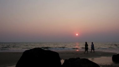 Tayland Körfezi kıyılarında günbatımı zaman deniz Plajı. Deniz dalgası, EBB. 4k video