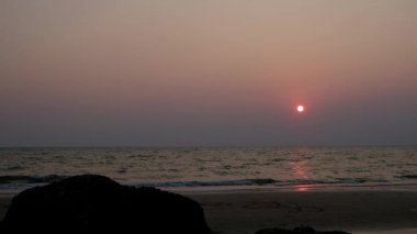 Tayland Körfezi kıyılarında günbatımı zaman deniz Plajı. Deniz dalgası, EBB. 4k video