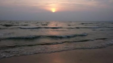 Tayland Körfezi kıyılarında günbatımı zaman deniz Plajı. Deniz dalgası, EBB. 4k video