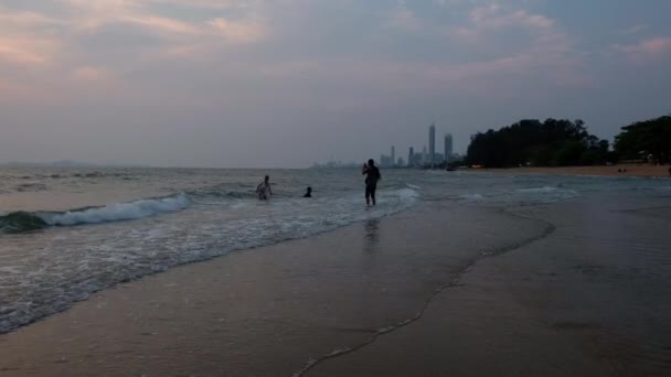 Zee Strand Bij Zonsondergang Tijd Aan Oevers Van Golf Van — Stockvideo