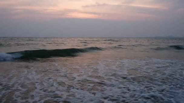 Meeresstrand Bei Sonnenuntergang Ufer Des Golfes Von Thailand Meereswelle Ebbe — Stockvideo