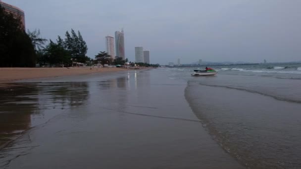 Meeresstrand Bei Sonnenuntergang Ufer Des Golfes Von Thailand Meereswelle Ebbe — Stockvideo