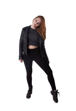 kot pantolon ve deri ceket genç bir kızın beyaz arka plan görüntüsü izole