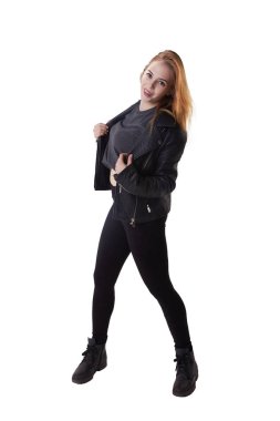 kot pantolon ve deri ceket genç bir kızın beyaz arka plan görüntüsü izole