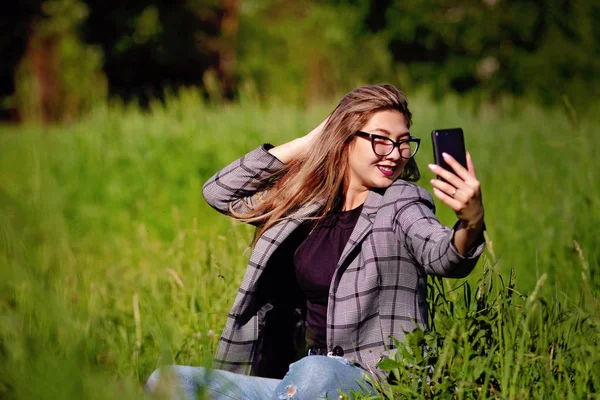 Young Beautiful Asian Girl Makes Selfie Grass Summer — Stock Photo, Image